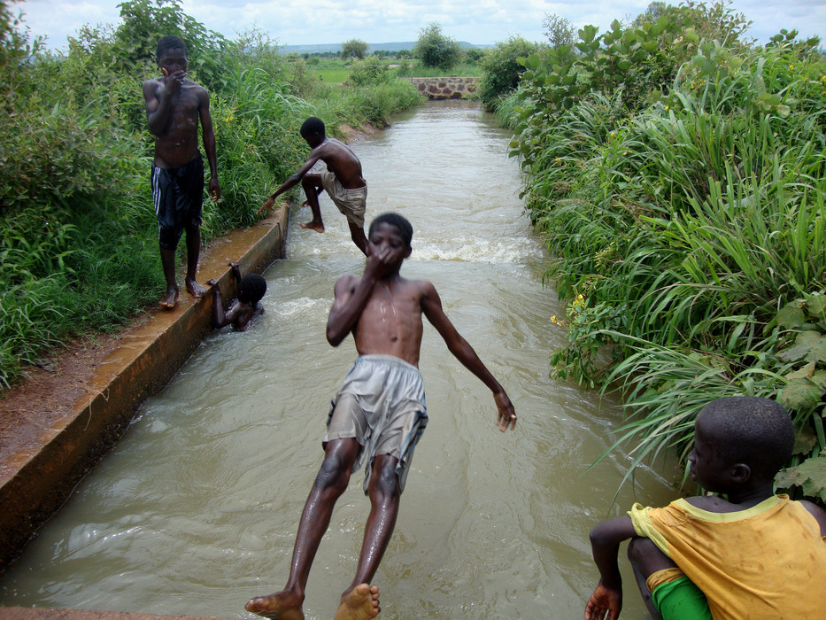 Afrika'nın genç nüfusu (15-24) diğer tüm bölgelerden daha hızlı büyüyor.  Kıtanın yaklaşık yüzde 70'i 30 yaşın altında. ©Amadou Keita